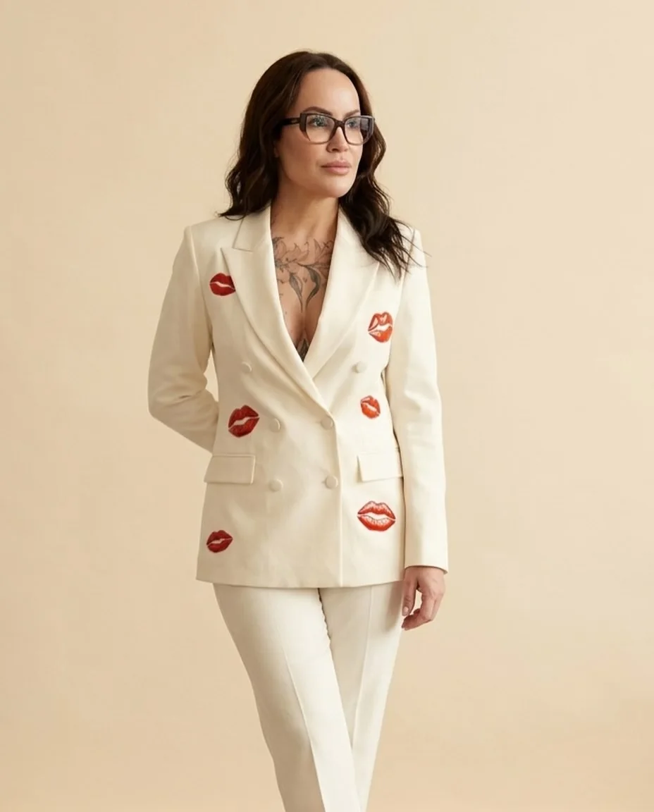 Dra. Karin Magalhães de terno branco